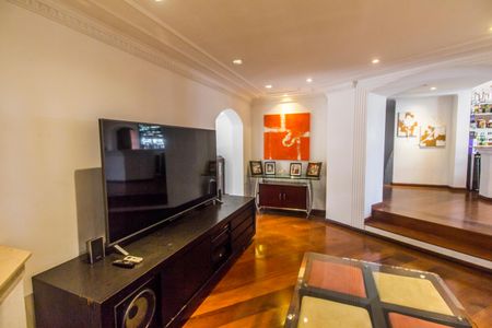 Casa de condomínio à venda com 540m², 4 quartos e 6 vagasSala de TV