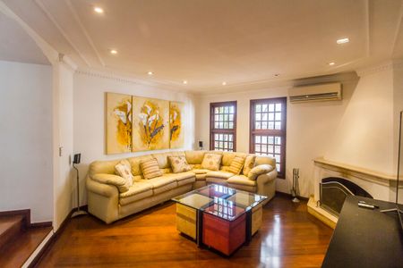 Casa de condomínio à venda com 540m², 4 quartos e 6 vagasSala de TV