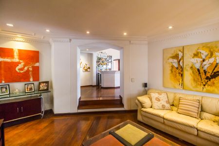 Casa de condomínio à venda com 540m², 4 quartos e 6 vagasSala de TV