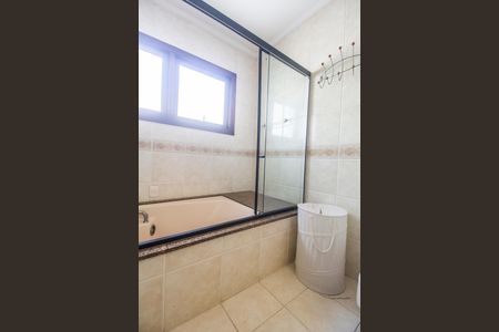 Casa de condomínio à venda com 540m², 4 quartos e 6 vagasBanheiro da Suíte 3