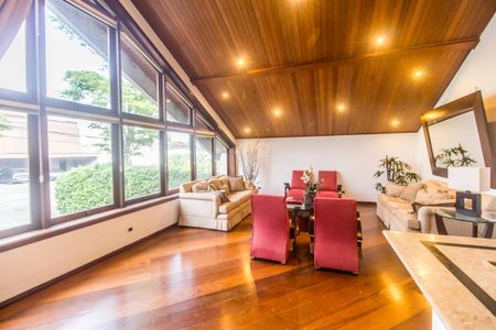 Casa de condomínio à venda com 540m², 4 quartos e 6 vagasSala