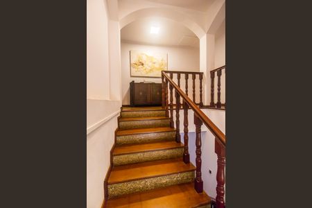 Casa de condomínio à venda com 540m², 4 quartos e 6 vagasEscada