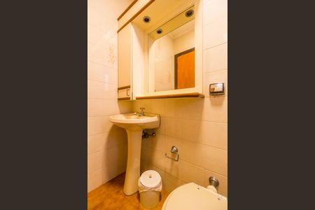 Casa de condomínio à venda com 540m², 4 quartos e 6 vagasBanheiro de Serviço