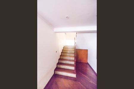 Casa de condomínio à venda com 540m², 4 quartos e 6 vagasEscada