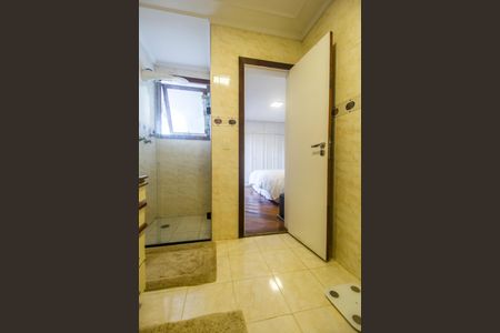 Casa de condomínio à venda com 540m², 4 quartos e 6 vagasBanheiro da Suíte 1