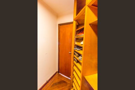 Casa de condomínio à venda com 540m², 4 quartos e 6 vagasCloset da suíte 3