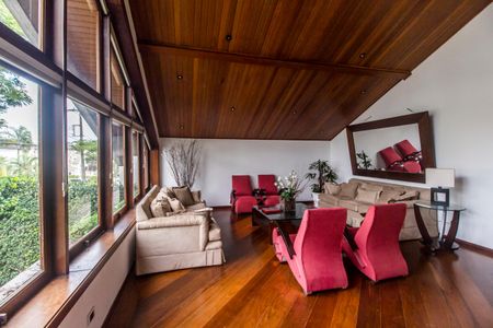 Casa de condomínio à venda com 540m², 4 quartos e 6 vagasSala