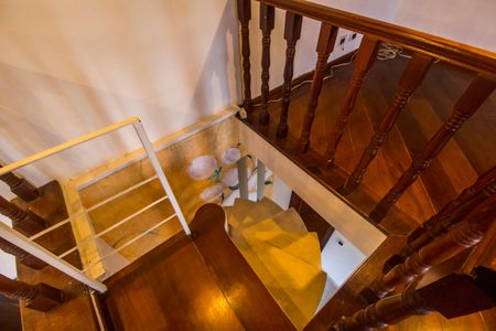 Casa de condomínio à venda com 540m², 4 quartos e 6 vagasEscada