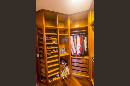 Casa de condomínio à venda com 540m², 4 quartos e 6 vagasCloset da suíte 3