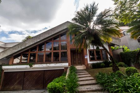 Casa de condomínio à venda com 540m², 4 quartos e 6 vagasFachada 