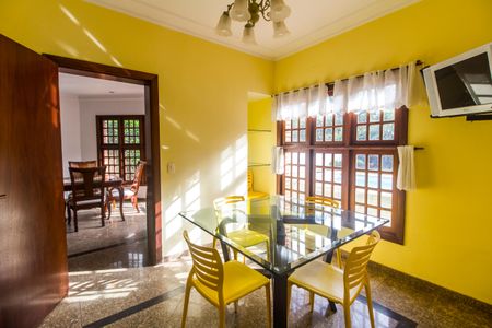 Casa de condomínio à venda com 540m², 4 quartos e 6 vagasCopa