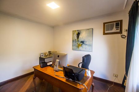 Casa de condomínio à venda com 540m², 4 quartos e 6 vagasEscritório