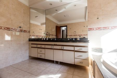 Casa de condomínio à venda com 540m², 4 quartos e 6 vagasBanheiro da Suíte 4