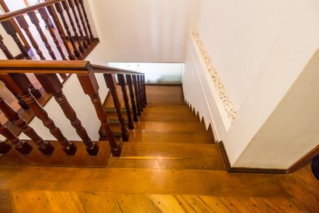 Casa de condomínio à venda com 540m², 4 quartos e 6 vagasEscada