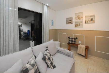 Casa à venda com 130m², 5 quartos e 2 vagas Casa à venda com 130m², 5 quartos e 2 vagasSala