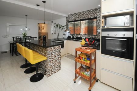 Casa à venda com 130m², 5 quartos e 2 vagas Casa à venda com 130m², 5 quartos e 2 vagasCozinha