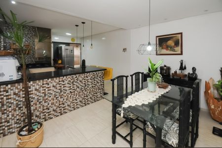 Casa à venda com 130m², 5 quartos e 2 vagas Casa à venda com 130m², 5 quartos e 2 vagasCopa