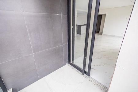 Apartamento à venda com 190m², 3 quartos e 4 vagas Apartamento à venda com 190m², 3 quartos e 4 vagasVaranda