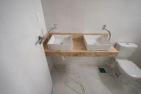 Apartamento à venda com 190m², 3 quartos e 4 vagas Apartamento à venda com 190m², 3 quartos e 4 vagasBanheiro Suíte