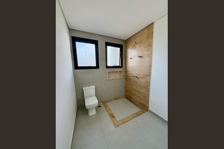 Casa de condomínio à venda com 280m², 4 quartos e 4 vagas Casa de condomínio à venda com 280m², 4 quartos e 4 vagasBanheiro da Suíte 2