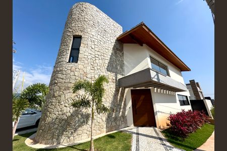 Casa de condomínio à venda com 280m², 4 quartos e 4 vagas Casa de condomínio à venda com 280m², 4 quartos e 4 vagasFachada