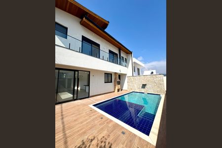 Casa de condomínio à venda com 280m², 4 quartos e 4 vagas Casa de condomínio à venda com 280m², 4 quartos e 4 vagasQuintal