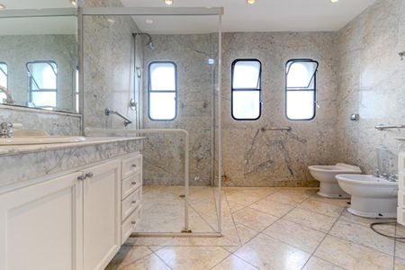 Apartamento à venda com 260m², 4 quartos e 3 vagas Apartamento à venda com 260m², 4 quartos e 3 vagasBanheiro da Suíte