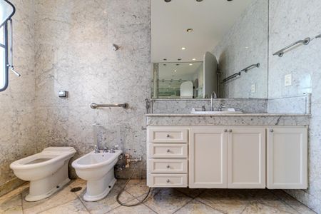 Apartamento à venda com 260m², 4 quartos e 3 vagas Apartamento à venda com 260m², 4 quartos e 3 vagasBanheiro da Suíte