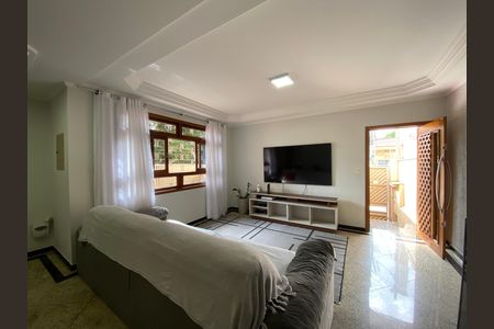 Casa à venda com 222m², 4 quartos e 2 vagasSala