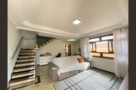 Casa à venda com 222m², 4 quartos e 2 vagasSala