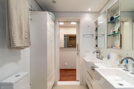 Apartamento à venda com 193m², 4 quartos e 5 vagas Apartamento à venda com 193m², 4 quartos e 5 vagasBanheiro da Suíte 2