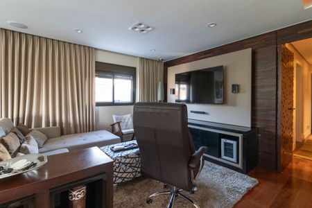 Apartamento à venda com 193m², 4 quartos e 5 vagas Apartamento à venda com 193m², 4 quartos e 5 vagasSala de TV