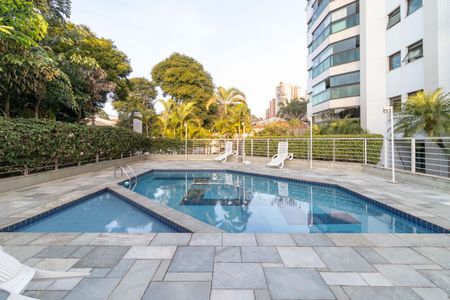 Apartamento à venda com 193m², 4 quartos e 5 vagas Apartamento à venda com 193m², 4 quartos e 5 vagasÁrea comum - Piscina
