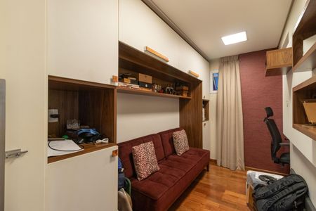 Apartamento à venda com 193m², 4 quartos e 5 vagas Apartamento à venda com 193m², 4 quartos e 5 vagasEscritório