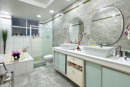 Apartamento à venda com 288m², 4 quartos e 2 vagas Apartamento à venda com 288m², 4 quartos e 2 vagasBanheiro da Suíte