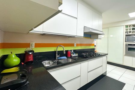 Apartamento à venda com 288m², 4 quartos e 2 vagas Apartamento à venda com 288m², 4 quartos e 2 vagasCozinha