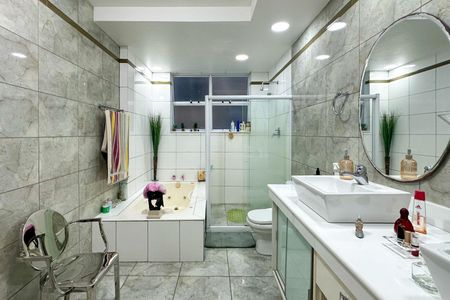 Apartamento à venda com 288m², 4 quartos e 2 vagas Apartamento à venda com 288m², 4 quartos e 2 vagasBanheiro da Suíte