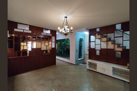 Casa à venda com 315m², 4 quartos e 8 vagasSala