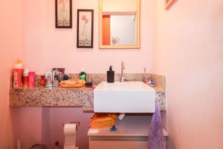 Casa de condomínio à venda com 114m², 2 quartos e 2 vagasLavabo