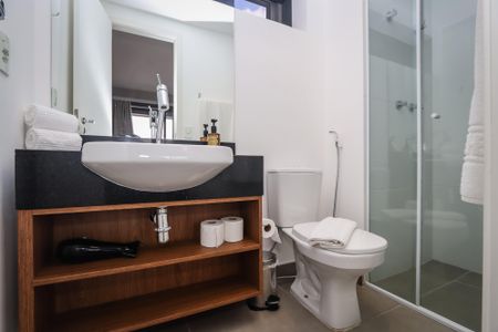 Studio para alugar com 39m², 1 quarto e 1 vaga Studio para alugar com 39m², 1 quarto e 1 vagaBanheiro