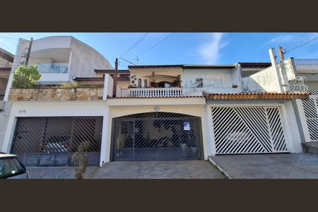 Casa à venda com 185m², 3 quartos e 2 vagas Casa à venda com 185m², 3 quartos e 2 vagasFachada
