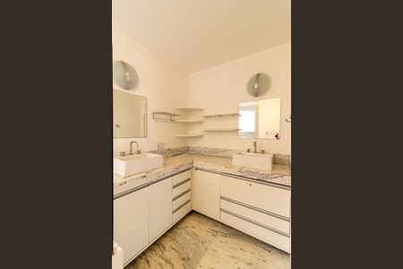 Casa de condomínio para alugar com 300m², 3 quartos e 4 vagasBanheiro Suíte 1