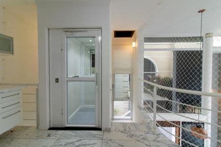 Casa de condomínio para alugar com 300m², 3 quartos e 4 vagasElevedor 