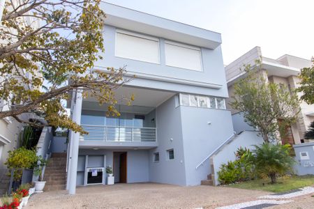 Casa de condomínio para alugar com 300m², 3 quartos e 4 vagasFachada