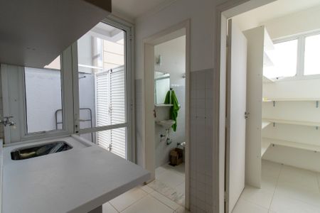 Casa de condomínio para alugar com 300m², 3 quartos e 4 vagasÁrea de Serviço