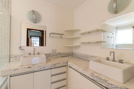 Casa de condomínio para alugar com 300m², 3 quartos e 4 vagasBanheiro Suíte 1