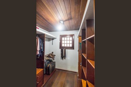 Casa de condomínio à venda com 220m², 3 quartos e 3 vagas Casa de condomínio à venda com 220m², 3 quartos e 3 vagasCloset da suíte