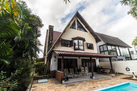 Casa de condomínio à venda com 220m², 3 quartos e 3 vagas Casa de condomínio à venda com 220m², 3 quartos e 3 vagasFachada