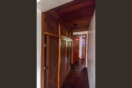 Casa de condomínio à venda com 220m², 3 quartos e 3 vagas Casa de condomínio à venda com 220m², 3 quartos e 3 vagasCorredor