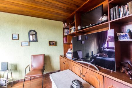 Casa de condomínio à venda com 220m², 3 quartos e 3 vagas Casa de condomínio à venda com 220m², 3 quartos e 3 vagasSala de TV